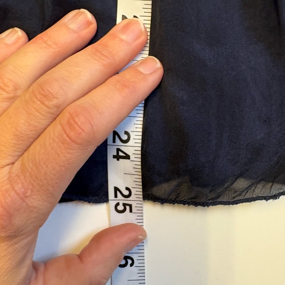 Navy Sleeveless 100% Silk drapey Women's Blouse size Medium - Picture 10 of 10